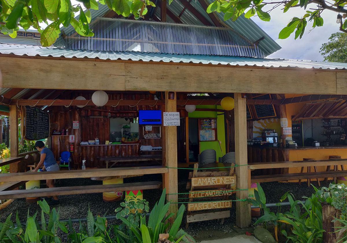 Restaurante El Sol del Caribe storefront and mural